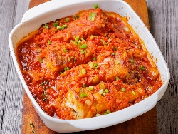 Печена риба скумрия плакия с целина, лук и домати на фурна - снимка на рецептата